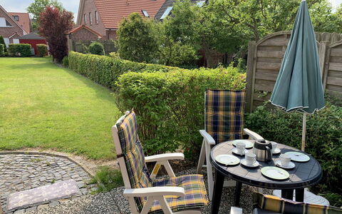 Norddeich 492: Cortile, Proprietà, Backyard, Giardino, Erba, Albero, Prato, Landscaping, Casa, Graminacee