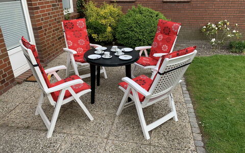 Norddeich 492: Sedia, Mobilia, Rosso, Tavolo Esterno, Proprietà, Cortile, Prato, Mobili Da Esterno, Erba, Tavolo