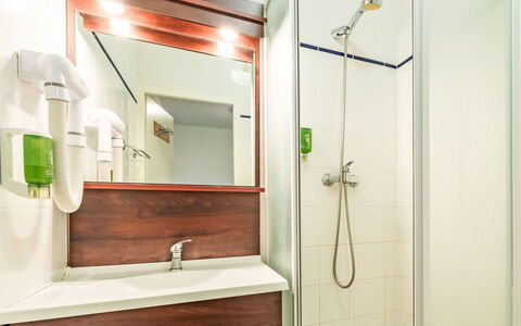 Bolquere 651: Interior Design, Pavimentazione, Pavimento, Idraulico Fixture, Bagno, Camera, Idraulico, Soffitto, Lavandino Del Bagno, Rubinetto