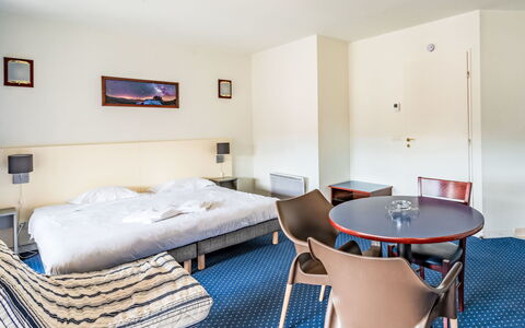 Bolquere 651: Camera Da Letto, Letto, Sedia, Bedding, Hotel, Lenzuolo, Cuscino