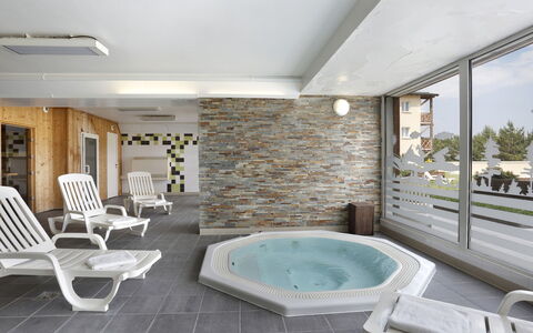 Bolquere 651: Acqua, Proprietà, Mobilia, Vasca Da Bagno, Finestra, Tavolo, Prodotto, Azzurro, Sedia, Interior Design