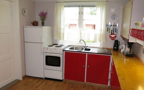Ogge: Cabinetry, Lavandino Della Cucina, Controsoffitto, Lavello, Cucina, Elettrodomestico, Cucina Stufa, Finestra, Elettrodomestico Da Cucina, Illuminazione