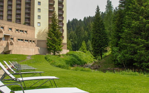Panorama View 905: Verde, Erba, Prato, Paesaggio Naturale, Albero, Mobilia, Tavolo, Mobili Da Esterno, Architettura, Giardino