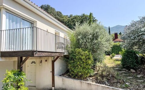 Villa Montes: Zona Residenziale, Casa, Arbusto, Casa, Balcone, Estate, Giardino, Villetta, Shade
