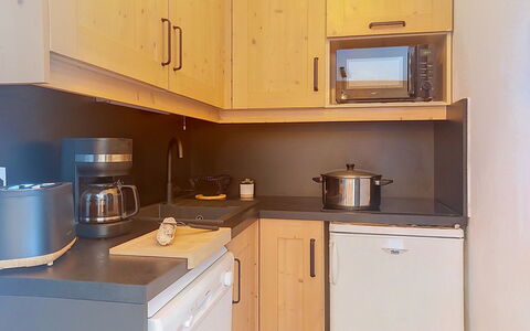 Les Terrasses du Corbier: Elettrodomestico Da Cucina, Cucina, Controsoffitto, Cabinetry, Apparecchio Major, Mobilia, Lavandino Della Cucina, Legna, Interior Design, Pavimentazione