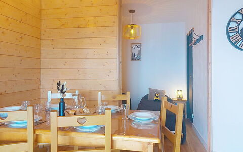Les Terrasses du Corbier: Mobilia, Interior Design, Pavimentazione, Pavimento, Legna, Soffitto, Camera, Illuminazione, Lampada, Sala Da Pranzo