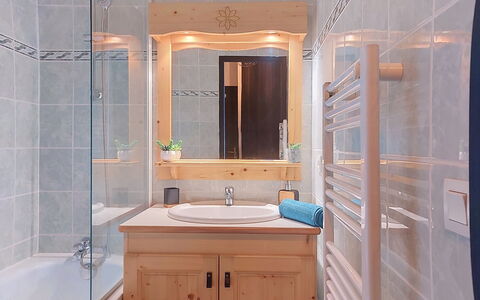 Les Terrasses du Corbier: Lavandino Del Bagno, Interior Design, Idraulico Fixture, Pavimentazione, Lavello, Bagno, Legna, Pavimento, Rubinetto, Controsoffitto