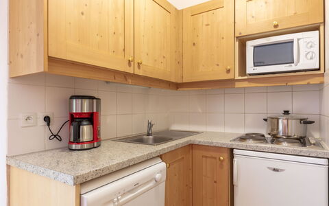 Les Terrasses du Corbier: Cabinetry, Lavandino Della Cucina, Proprietà, Controsoffitto, Mobilia, Lavello, Costruzione, Bianca, Elettrodomestico Da Cucina, Cucina