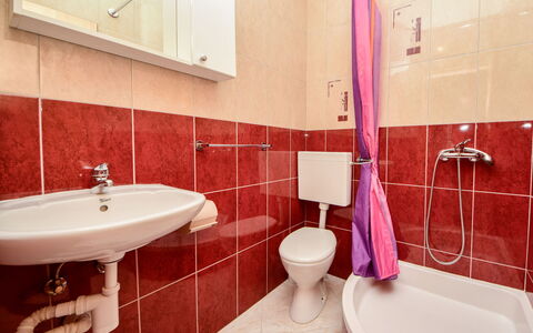 Trogir 182: Bagno, Proprietà, Camera, Viola, Rosa, Piastrella, Rubinetto, Parete, Interior Design, Idraulico Fixture