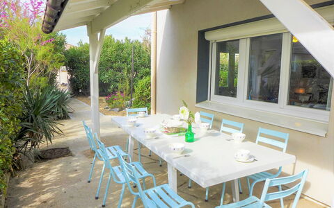 Les Vives: Tavolo, Mobilia, Pianta, Sedia, Vaso Di Fiori, Costruzione, Shade, Legna, Villetta, Interior Design