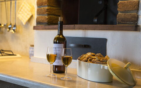 Villa Claudia: Cibo, Tavolo, Bottiglia, Tavola, Vino, Barware, Piatto, Interior Design, Bicchieri, Legna