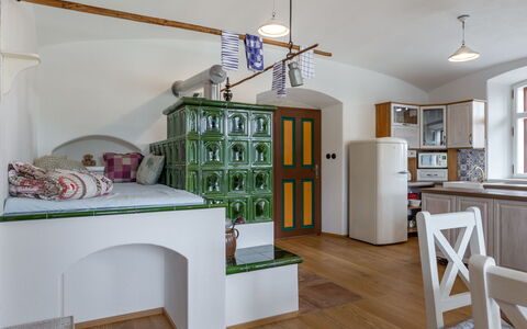 Dolní Olešnice: Proprietà, Mobilia, Mensola, Scaffalature, Cabinetry, Legna, Soggiorno, Finestra, Libreria, Interior Design