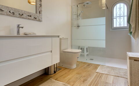 Villa Louise: Bagno, Pavimento, Camera, Piastrella, Proprietà, Interior Design, Pavimentazione, Pavimento In Legno, Parete, Mobilia