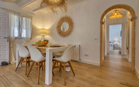 Villa Louise: Camera, Pavimento, Proprietà, Interior Design, Mobilia, Pavimento In Legno, Costruzione, Sala Da Pranzo, Soffitto, Illuminazione