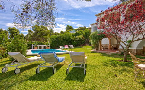 Villa Louise: Proprietà, Albero, Immobiliare, Mobilia, Zona Residenziale, Casa, Architettura, Primavera, Erba, Casa