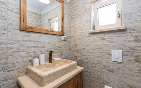 Lucija: Specchio, Costruzione, Proprietà, Rubinetto, Idraulico Fixture, Bagno, Finestra, Legna, Illuminazione