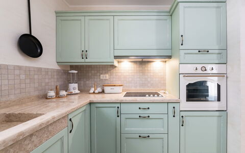 Lucija: Controsoffitto, Cabinetry, Proprietà, Mobilia, Costruzione, Lavello, Cucina, Lavandino Della Cucina, Cassetto, Cucina Stufa
