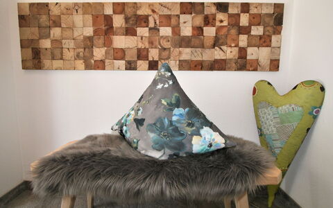 Apart Jasmin: Cornice, Legna, Tessile, Interior Design, Comfort, Pavimento, Pavimentazione, Rettangolo, Arte, Soggiorno
