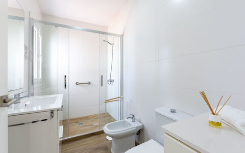Los Frasquitos: Pavimentazione, Bagno, Idraulico Fixture, Pavimento, Interior Design, Gabinetto, Lavello, Rubinetto, Idraulico, Toilet Seat