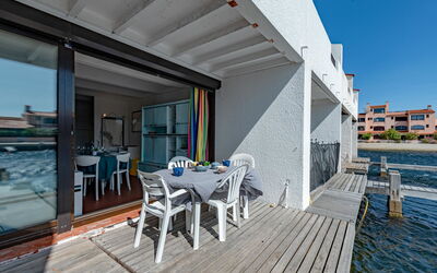 Le Barcarès 180: Acqua, Mobilia, Proprietà, Cielo, Costruzione, Sedia, Azzurro, Tavolo, Shade, Legna