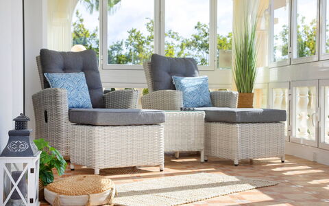 La Escapada: Pianta, Mobilia, Divano, Verde, Sedia, Pianta Della Casa, Comfort, Soggiorno, Interior Design, Legna