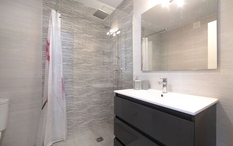Calpe Calp 472: Bagno, Proprietà, Camera, Piastrella, Interior Design, Parete, Pavimento, Architettura, Bagno Accessorio, Rubinetto