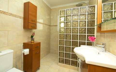 Alexia: Bagno, Proprietà, Camera, Piastrella, Interior Design, Costruzione, Immobiliare, Architettura, Idraulico Fixture, Pavimento