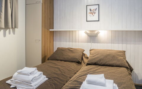 Rukatonttu D 15: Letto, Camera Da Letto, Lenzuolo, Interior Design, Bedding, Legna, Pavimento, Pavimentazione, Mobilia, Soffitto