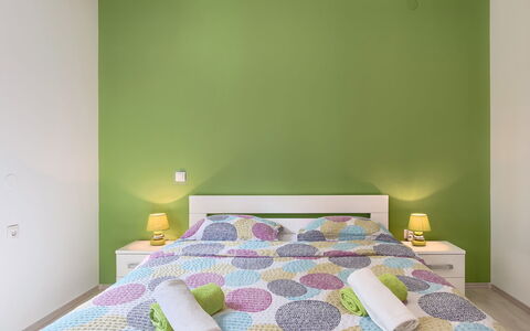 Villa Aniva: Camera, Camera Da Letto, Mobilia, Verde, Lenzuolo, Interior Design, Proprietà, Viola, Letto, Parete