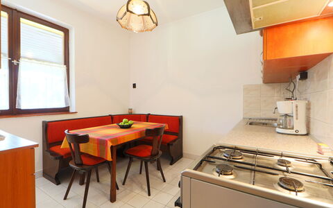 Akazie: Mobilia, Proprietà, Finestra, Cabinetry, Tavolo, Stufa A Gas, Cappa Di Aspirazione, Legna, Sedia, Arancia