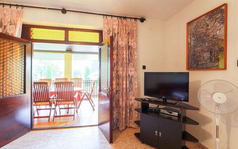 Akazie: Mobilia, Proprietà, Comfort, Costruzione, Cabinetry, Legna, Televisione, Interior Design, Cassetto, Illuminazione