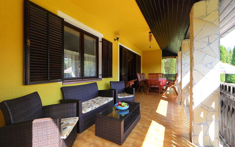 Akazie: Mobilia, Divano, Interior Design, Shade, Comfort, Divano Letto, Pavimento, Soggiorno, Legna, Pianta
