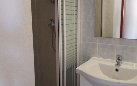 Le Barcarès 210: Marrone, Specchio, Rubinetto, Lavello, Idraulico Fixture, Lavandino Del Bagno, Bagno, Legna, Porta