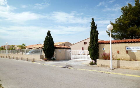 Le Barcarès 210: Proprietà, Zona Residenziale, Cittadina, Cielo, Casa, Albero, Costruzione, Strada, Strada, Architettura