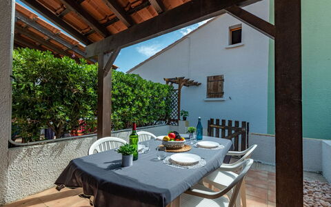 Le Barcarès 210: Tavolo, Mobilia, Proprietà, Vaso Di Fiori, Costruzione, Sedia, Pianta, Legna, Interior Design, Pianta Della Casa