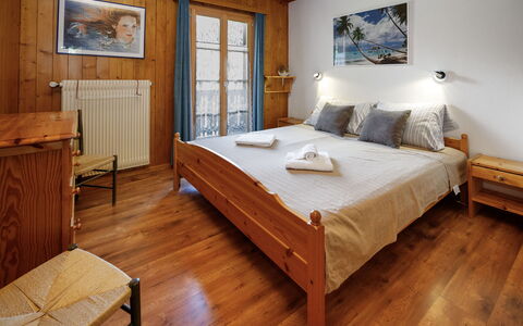 Les Diablerets 600: Legna, Mobilia, Camera Da Letto, Pavimento, Interior Design, Pavimentazione, Letto, Lenzuolo, Soffitto, Telaio Del Letto
