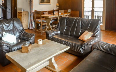 Les Diablerets 600: Marrone, Mobilia, Divano, Proprietà, Tavolo, Comfort, Cornice, Costruzione, Finestra, Legna