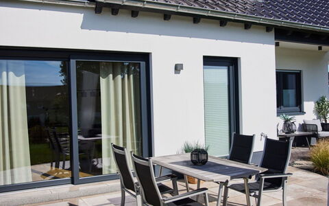 Attendorn 110: Casa, Tetto, Materiale Composito, Raccordo, Balcone, Design, Shade, Illuminazione Diurna, Sedia