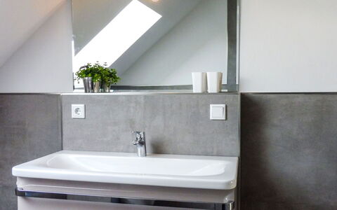 Attendorn 110: Bagno, Rubinetto, Proprietà, Camera, Lavello, Piastrella, Lavandino Del Bagno, Idraulico Fixture, Parete, Pavimento