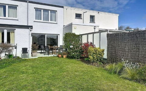Sea-Kret with Garden: Zona Residenziale, Casa, Arbusto, Casa, Giardino, Lotto, Prato, Estate, Landscaping
