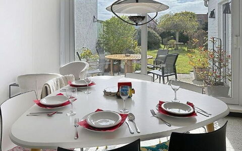 Sea-Kret with Garden: Mobilia, Sedia, Interior Design, Tavolo, Cucina & Sala Da Pranzo Tavolo, Illuminazione, Sala Da Pranzo, Lampada, Soffitto, Ristorante