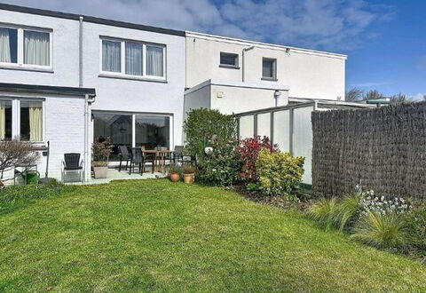 Sea-Kret with Garden: Zona Residenziale, Casa, Arbusto, Casa, Giardino, Lotto, Prato, Estate, Landscaping