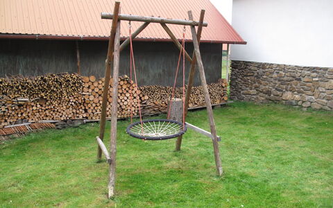 Jelemek: Erba, Swing, Albero, Pianta, Backyard, Attrezzatura Giochi All'Aperto, Cortile, Casa