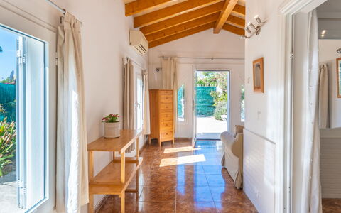 Lilly: Proprietà, Costruzione, Soffitto, Camera, Pavimento In Legno, Pavimento, Interior Design, Casa, Immobiliare, Latifoglie