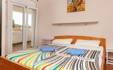 Higea: Camera Da Letto, Letto, Mobilia, Camera, Lenzuolo, Proprietà, Telaio Del Letto, Bedding, Interior Design, Materasso
