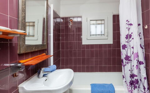 Higea: Bagno, Camera, Viola, Proprietà, Piastrella, Interior Design, Parete, Costruzione, Casa, Lavello