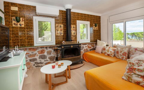 Higea: Camera, Mobilia, Soggiorno, Proprietà, Interior Design, Costruzione, Tavolino Da Caffè, Immobiliare, Parete, Tavolo