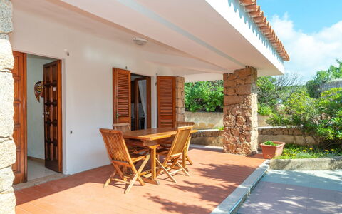 Marco: Pianta, Costruzione, Proprietà, Mobilia, Cielo, Shade, Legna, Sedia, Interior Design, Albero