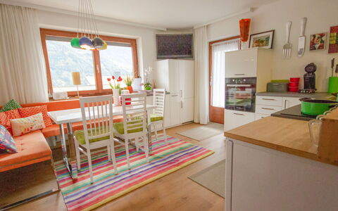 Wenns 210: Camera, Proprietà, Mobilia, Interior Design, Verde, Costruzione, Casa, Pavimento, Soggiorno, Casa