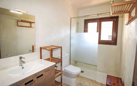 Torre Mitjorn: Parete, Pavimentazione, Lavandino Del Bagno, Pavimento, Idraulico Fixture, Legna, Interior Design, Soffitto, Lavello, Bagno